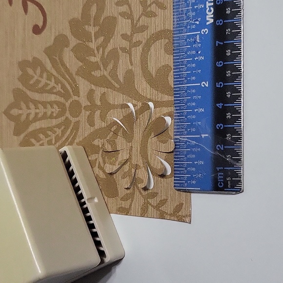 Martha Stewart Pop Up Embossed Daisy Punch Cutter - Picture 3 of 5